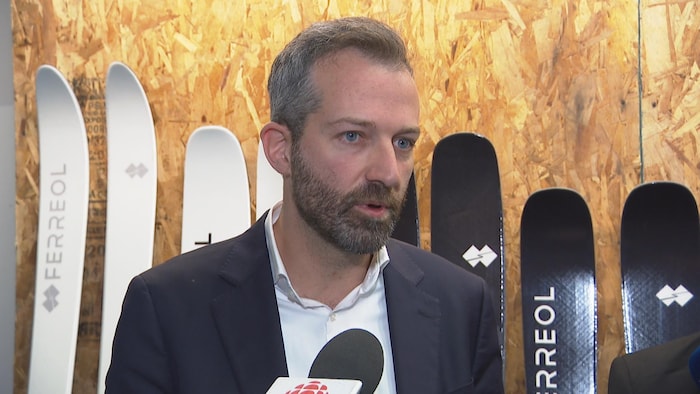 Un homme livre un point de presse.