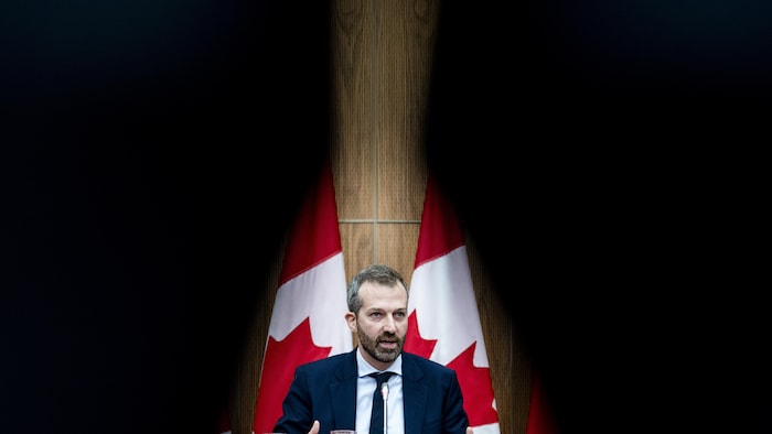 Le ministre des Services publics et de l’Approvisionnement du Canada, Joel Lightbound, en conférence de presse.
