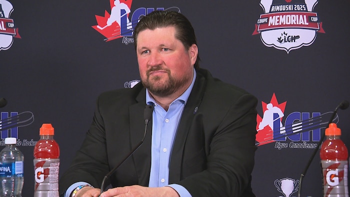 Joël Perrault en conférence de presse. 