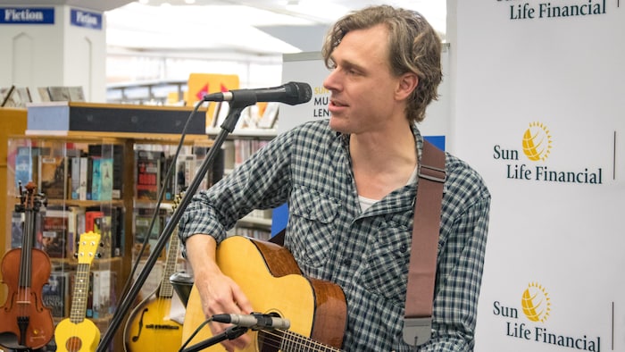 Le musicien Joel Plaskett a donné une de ses guitares à la collection.