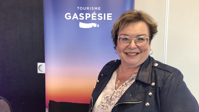 Joëlle Ross pose à la caméra.