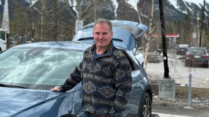  Portrait de Joey O’Brien à cçoté d'une voiture.