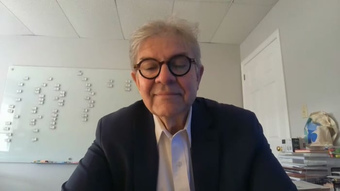 Un homme devant sa caméra d'ordinateur.