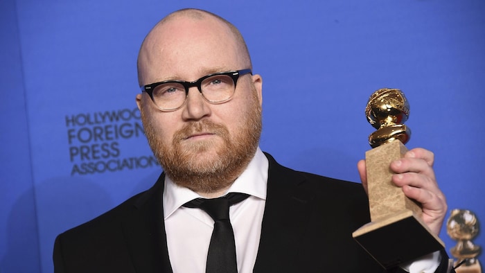 Le compositeur islandais Jóhann Jóhannsson tenant en main un prix Golden Globe.