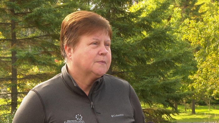 Johanne Bérubé-Gagné interviewée dans un parc.