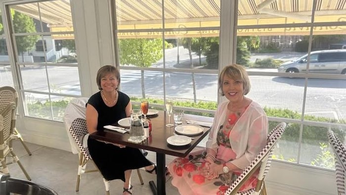 Deux femmes sont assises dans un restaurant.