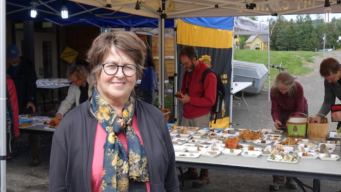 Portrait de Johanne Morin devant une table de champignons.