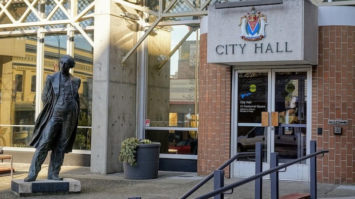 Une statue de John A. MacDonald devant l'entrée de l'hôtel de ville