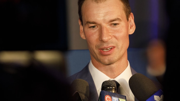 
Le nouveau directeur général des Maple Leafs de Toronto, John Chayka, s'adresse aux médias après une conférence de presse au Real Sports Bar and Grill le 4 mai 2026.
