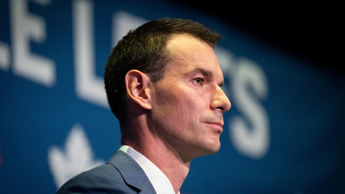 John Chayka parle aux journalistes. 