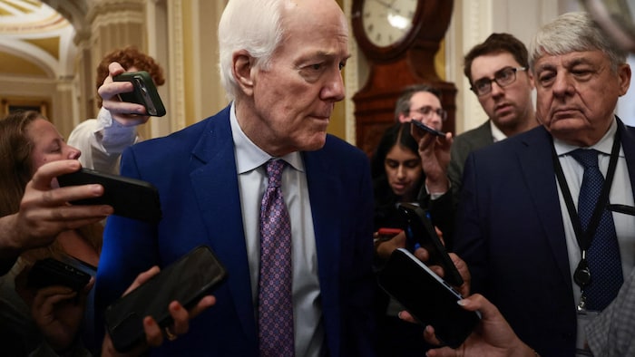 John Cornyn répondant à des journalistes.