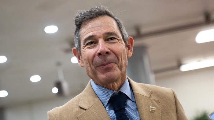 John Curtis traverse le Capitole à Washington, le 16 juillet 2026, pendant les votes.