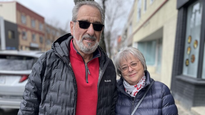 John et Debi sourient au centre-ville de Rouyn-Noranda.