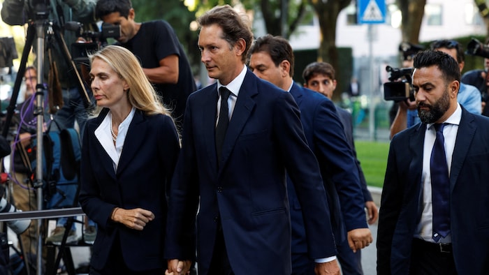 Le président de Ferrari, John Elkann, et lad   épouse, Lavinia Borromeo, arrivent devant l'Armani Teatro, à Milan, determination    rendre hommage à Giorgio Armani, décédé à l'âge de 91 ans.