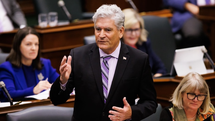 Le député libéral John Fraser intervient lors de la période de questions à Queen's Park le 13 mai 2025.