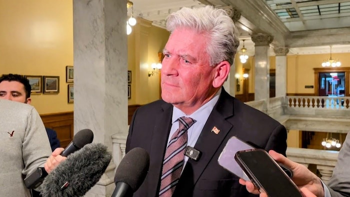 John Fraser lors d’une mêlée de presse à Queen’s Park.