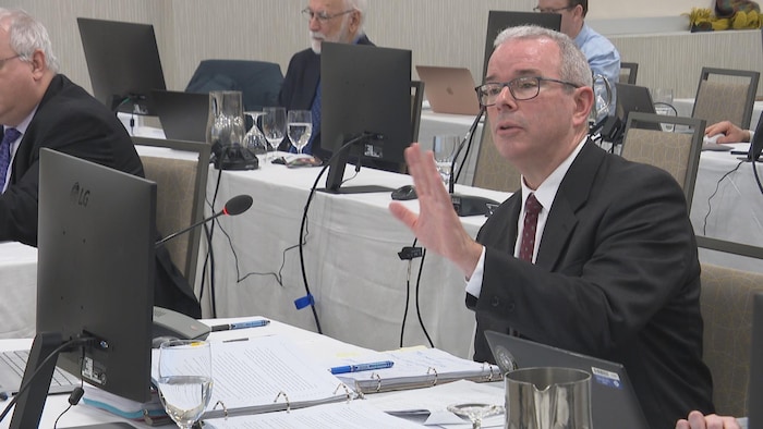John Furey prend la parole aux audiences sur la centrale au gaz.