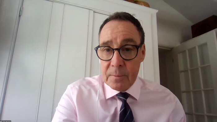 John Herron interviewé par vidéoconférence.