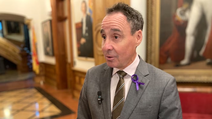John Herron dans une salle de l'édifice de l'Assemblée législative.