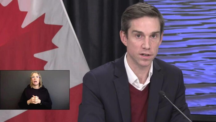 John Hogan en conférence de presse.