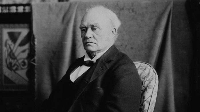John Joseph Caldwell Abbott pose assis sur une photo d'archive.
