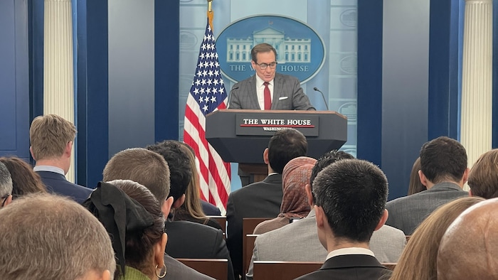John Kirby, porte-parole à la sécurité nationale sur le podium de presse de la Maison-Blanche.