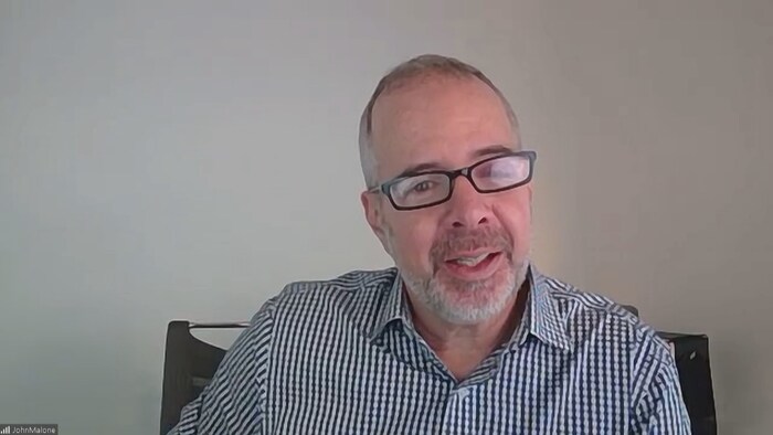 John Malone en entrevue virtuelle.