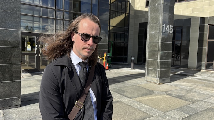John McLaren à la sortie du palais de justice de Moncton.