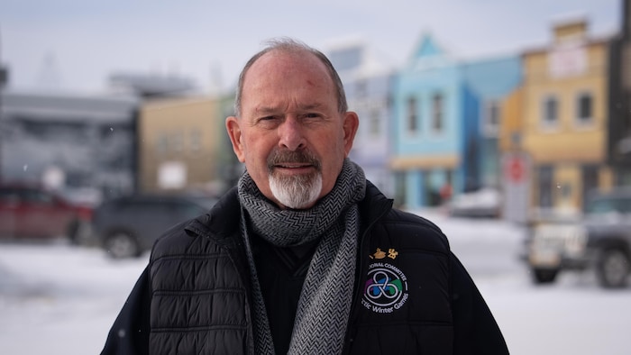 Un homme pose à l'extérieur au centre-ville de Whitehorse.