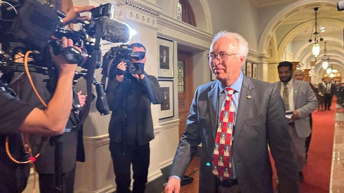 John Rustad dans les couloirs de l'Assemblée législative.