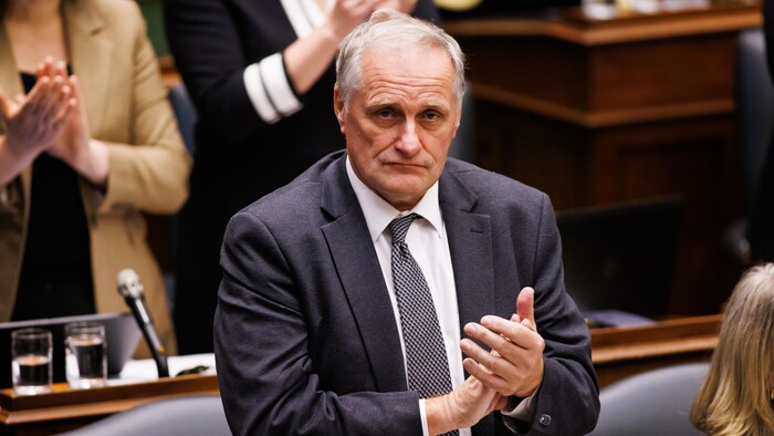 Le député se lève en chambre pour applaudir.