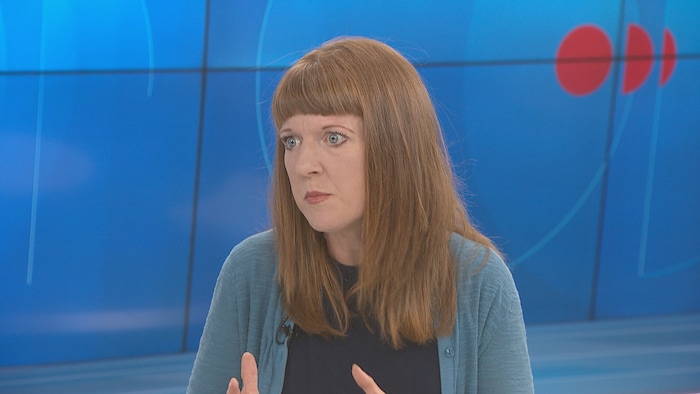 Claire Johnson interviewée dans un studio de télévision.