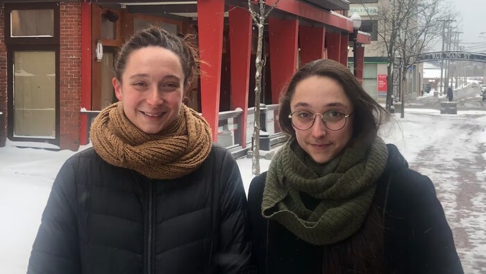 Les deux soeurs à l'extérieur de leur appartement.