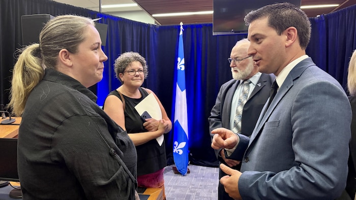 Simon Jolin-Barrette parle avec Claudia Fradette, en marge de la conférence de presse.