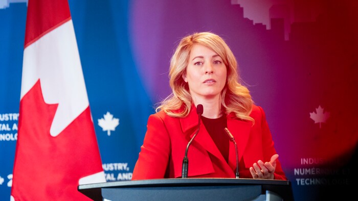 La ministre canadienne de l'Industrie, Mélanie Joly, tient une conférence de presse lors de la réunion des ministres de l'Industrie, du Numérique et de la Technologie du G7, à Montréal, le mardi 9 décembre 2025. 