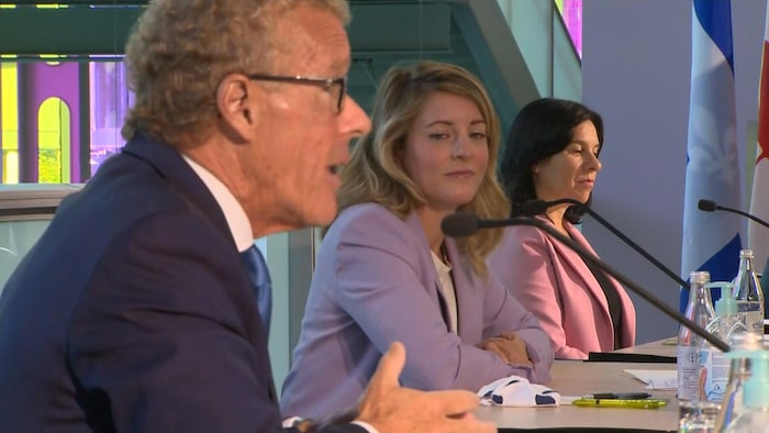 Mélanie Joly, Valérie Plante et Jean Boulet assis côte à côte pendant la conférence de presse.