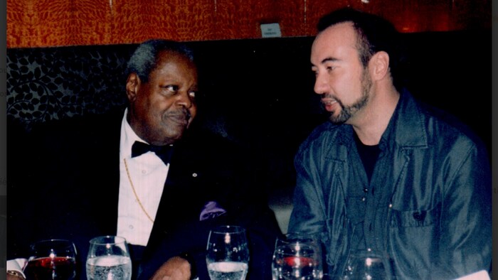 Les deux artistes assis à table.