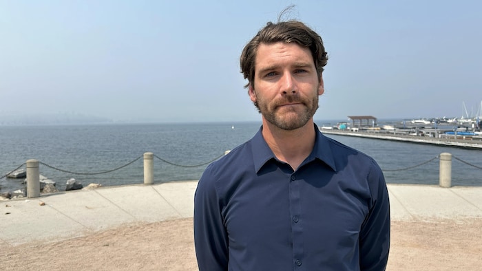 Jonathan Arkle devant la marina au centre-ville de Kelowna, le 7 août 2026.