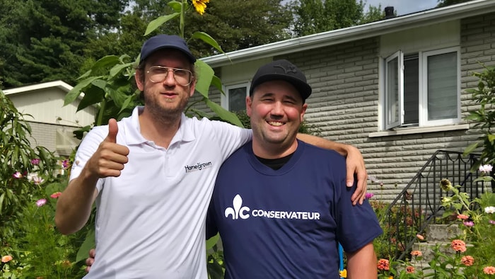 Jonathan Couturier avec un citoyen.