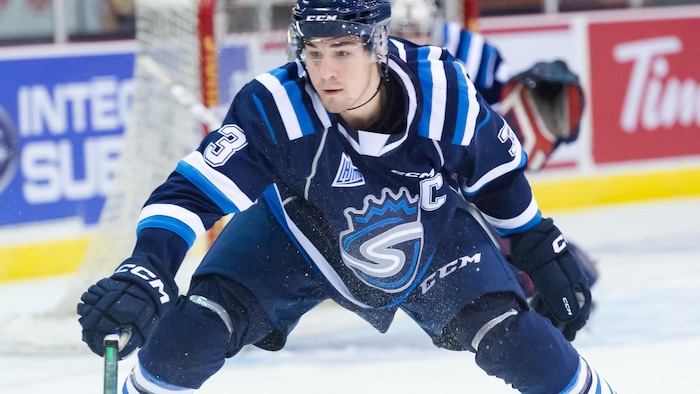 Le défenseur des Saguenéens de Chicoutimi, Jonathan Desrosiers sur la glace.