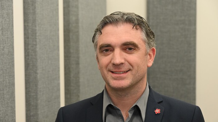 Jonathan Duffaud sourie pour la photo. 