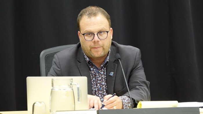 Le maire des Îles-de-la-Madeleine, Jonathan Lapierre, photographié lors de la séance du conseil du 10 mai 2022.