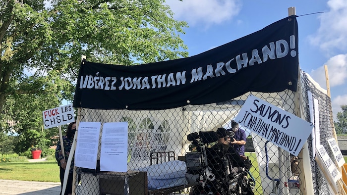 L'installation de Jonathan Marchand lors de sa manifestation devant l'Assemblée nationale.