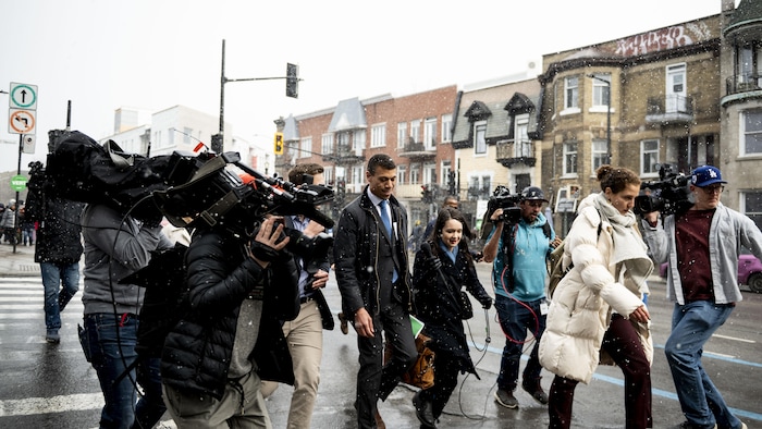 Des journalistes autour de Jonathan Pedneault.