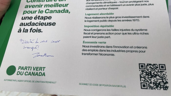 «Désolé de vous avoir manqué!» peut-on lire sur l'arrière d'une brochure faisant la promotion des priorités du Parti vert du Canada.