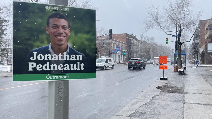 Une pancarte électorale représentant le cochef du Parti vert du Canada est disposable sur la rue Van Horne, dans l'arrondissement d'Outremont.