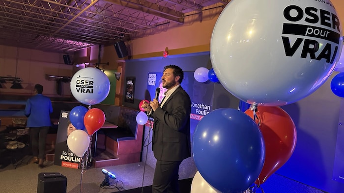 Jonathan Poulin donne un discours.