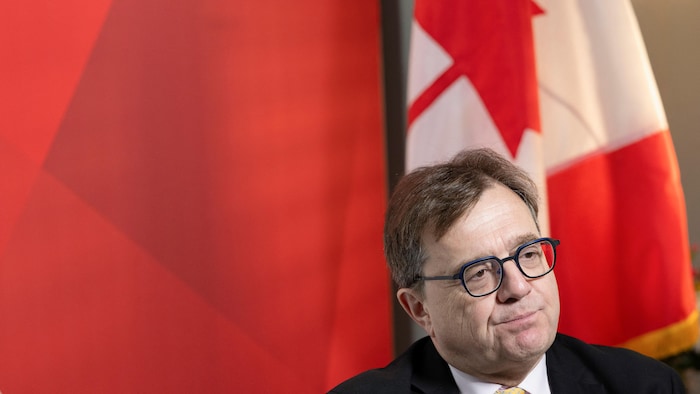 Jonathan Wilkinson, ministre canadien de l'Énergie et des Ressources naturelles, participe à une interview avec les médias lors de la CERAWeek à Houston, au Texas (États-Unis), le 11 mars 2025. 
