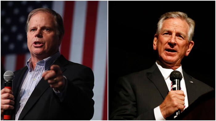 Montage photo montrant Doug Jones et Tommy Tuberville, tenant tous deux un micro