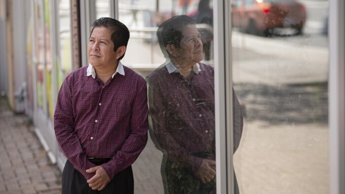 Joni Ismael Velazquez regarde au ciel.